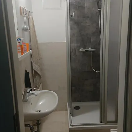 3-bettzimmer Mit Gemeinschaftskueche Und Je 2 Duschraeumen Und 2 Toiletten בית הארחה