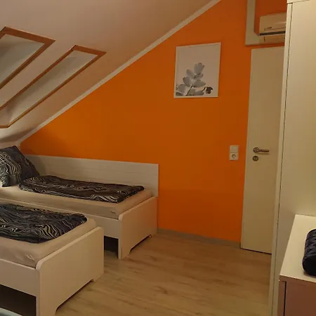 3-bettzimmer Mit Gemeinschaftskueche Und Je 2 Duschraeumen Und 2 Toiletten