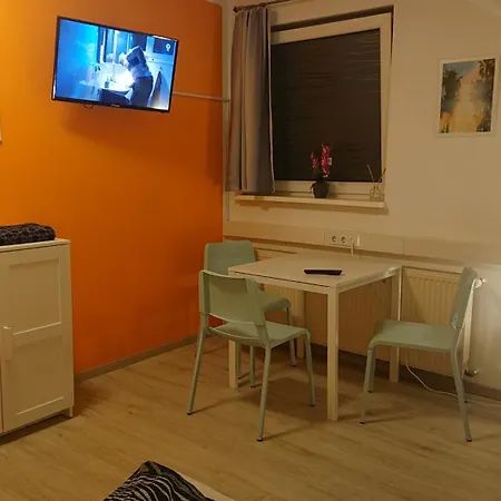 3-bettzimmer Mit Gemeinschaftskueche Und Je 2 Duschraeumen Und 2 Toiletten 호헨슈타인엔슈탈