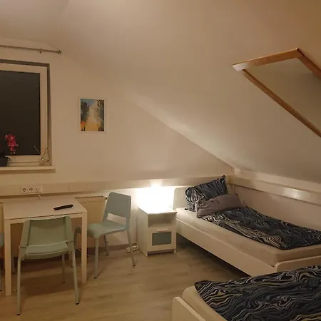 3-bettzimmer Mit Gemeinschaftskueche Und Je 2 Duschraeumen Und 2 Toiletten 招待所