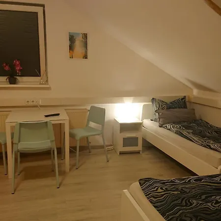 3-bettzimmer Mit Gemeinschaftskueche Und Je 2 Duschraeumen Und 2 Toiletten * 호헨슈타인엔슈탈