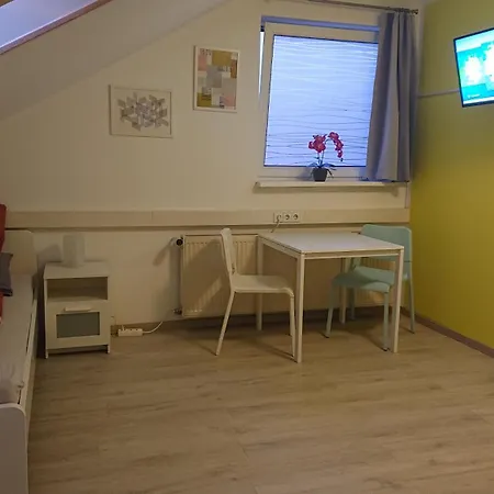 3-bettzimmer Mit Gemeinschaftskueche Und Je 2 Duschraeumen Und 2 Toiletten בית הארחה