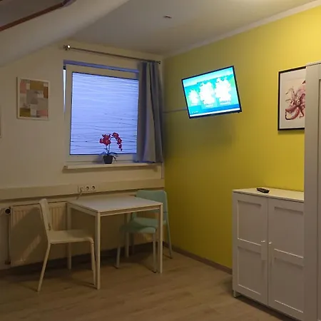 게스트하우스 3-bettzimmer Mit Gemeinschaftskueche Und Je 2 Duschraeumen Und 2 Toiletten 호헨슈타인엔슈탈