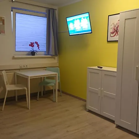 게스트하우스 3-bettzimmer Mit Gemeinschaftskueche Und Je 2 Duschraeumen Und 2 Toiletten *