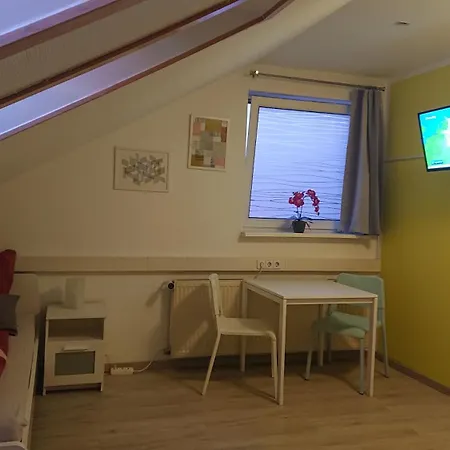 게스트하우스 3-bettzimmer Mit Gemeinschaftskueche Und Je 2 Duschraeumen Und 2 Toiletten 호헨슈타인엔슈탈