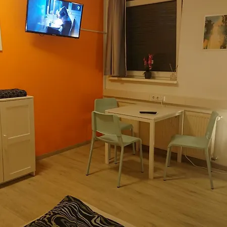 3-bettzimmer Mit Gemeinschaftskueche Und Je 2 Duschraeumen Und 2 Toiletten Hohenstein-Ernstthal