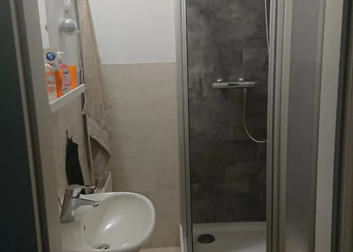 3-bettzimmer Mit Gemeinschaftskueche Und Je 2 Duschraeumen Und 2 Toiletten Гостевой дом